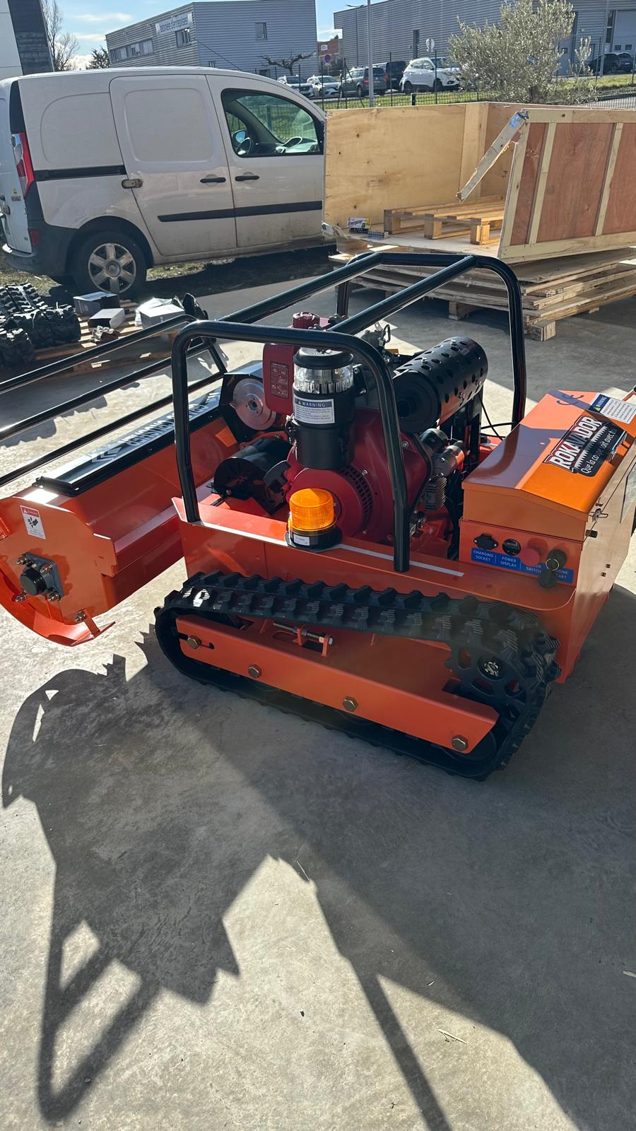 Tondeuse Débroussailleuse à chenilles télécommandée hybride DIESEL ROKAJABBA